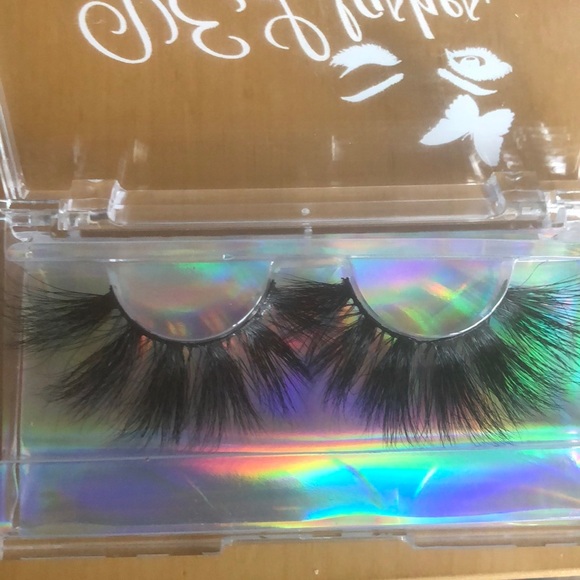 My lash line 💜🦋VEL__Lashes🦋💜 - Picture 5 of 11